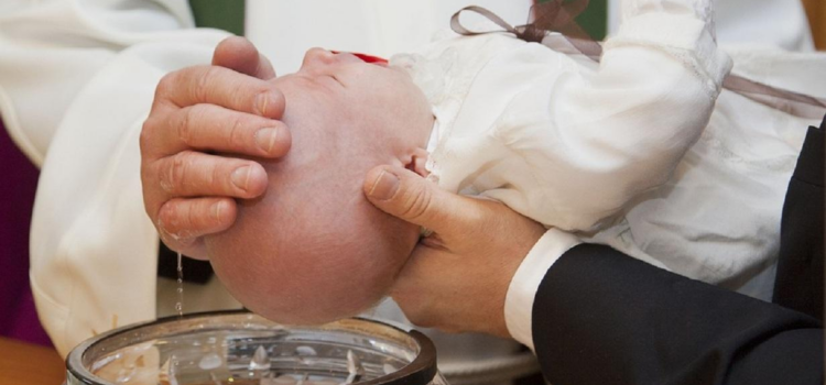 Comment choisir une médaille de baptême de la Vierge à l’Enfant : guide pratique